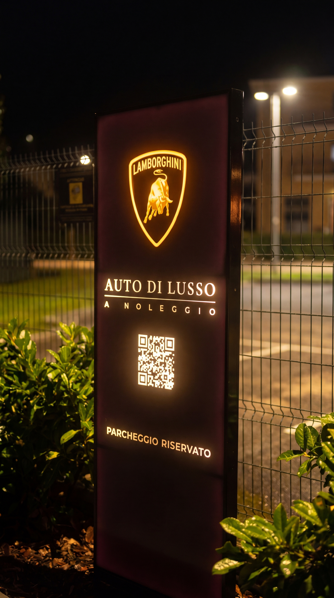 Totem Auto di Lusso a Noleggio con logo Lamborghini, parcheggio riservato a Rondissone